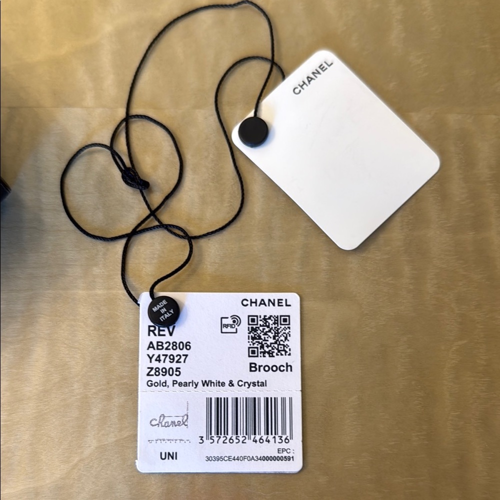 Chanel gold pearly white and crystal Chanel broach pin in excellent condition - Picture 3 of 5